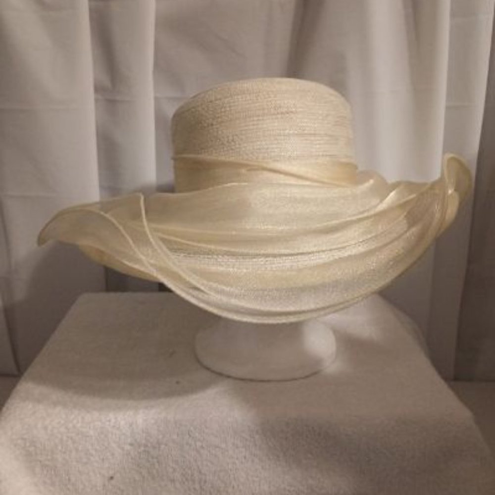 SUMMER CLEARANC CREAM IVORY LACE HAT FOR CHURCH AND SPECIAL OCCASIONS.